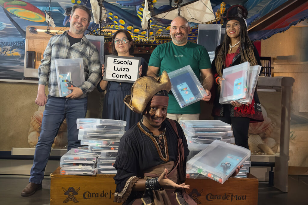 Cara de Mau promove Campanha Escolar e entrega 1,2 mil kits para crianças carentes