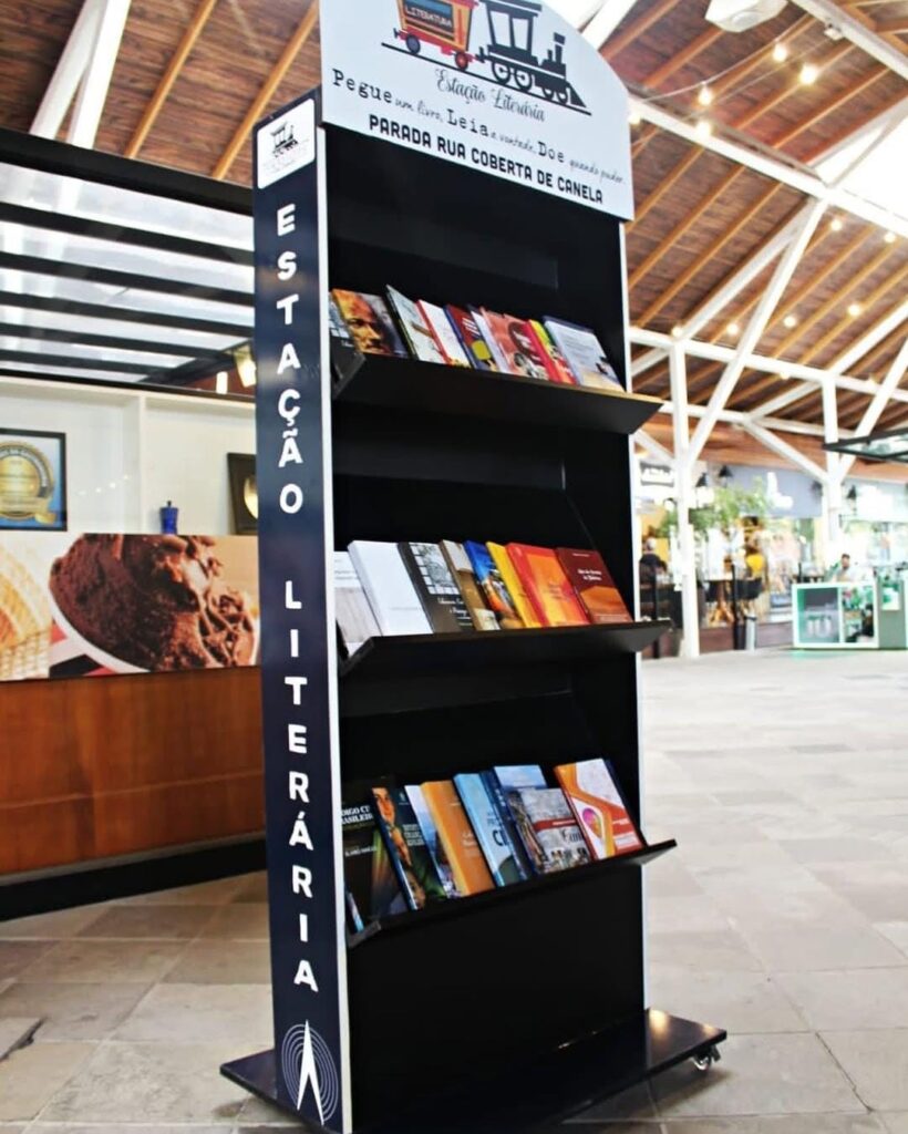 Estante Literária: Rua Coberta de Canela oferece livros gratuitamente para comunidade