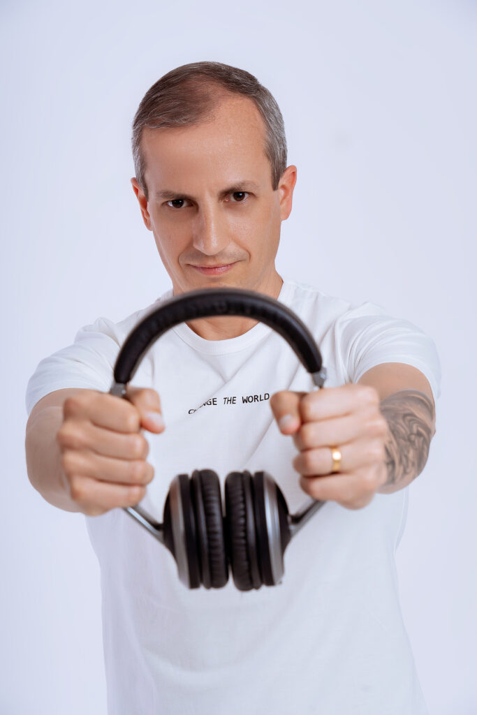 DJ Alan Mino se apresenta na Estação Campos de Canella